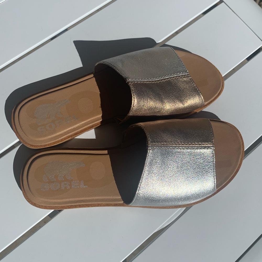 Sorel slip on flat leather sandals silver copper size 6